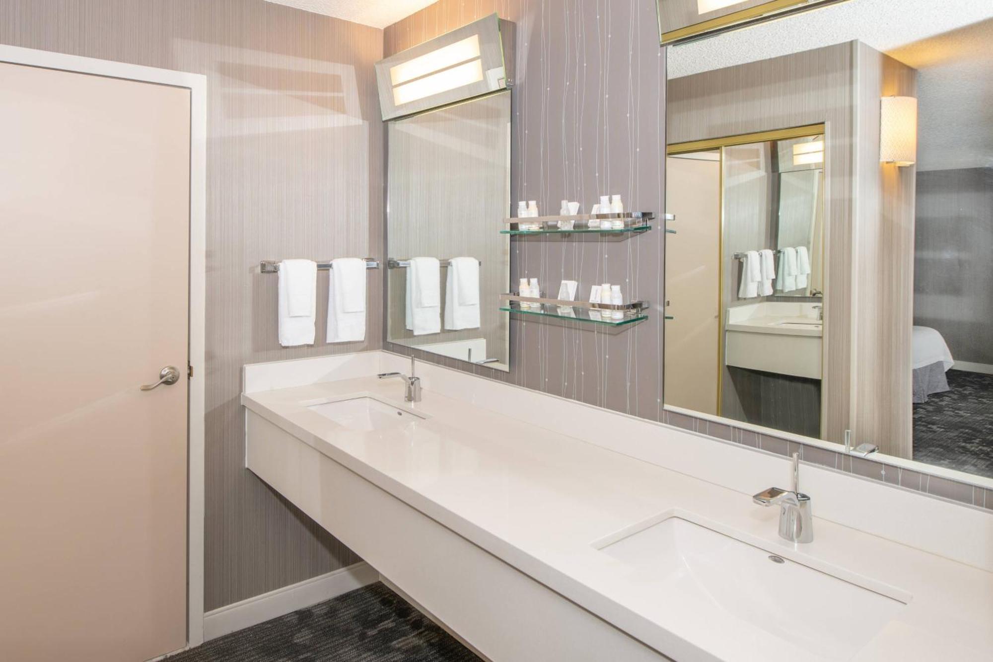 Hotel Courtyard By Marriott Oakland Airport Exterior foto