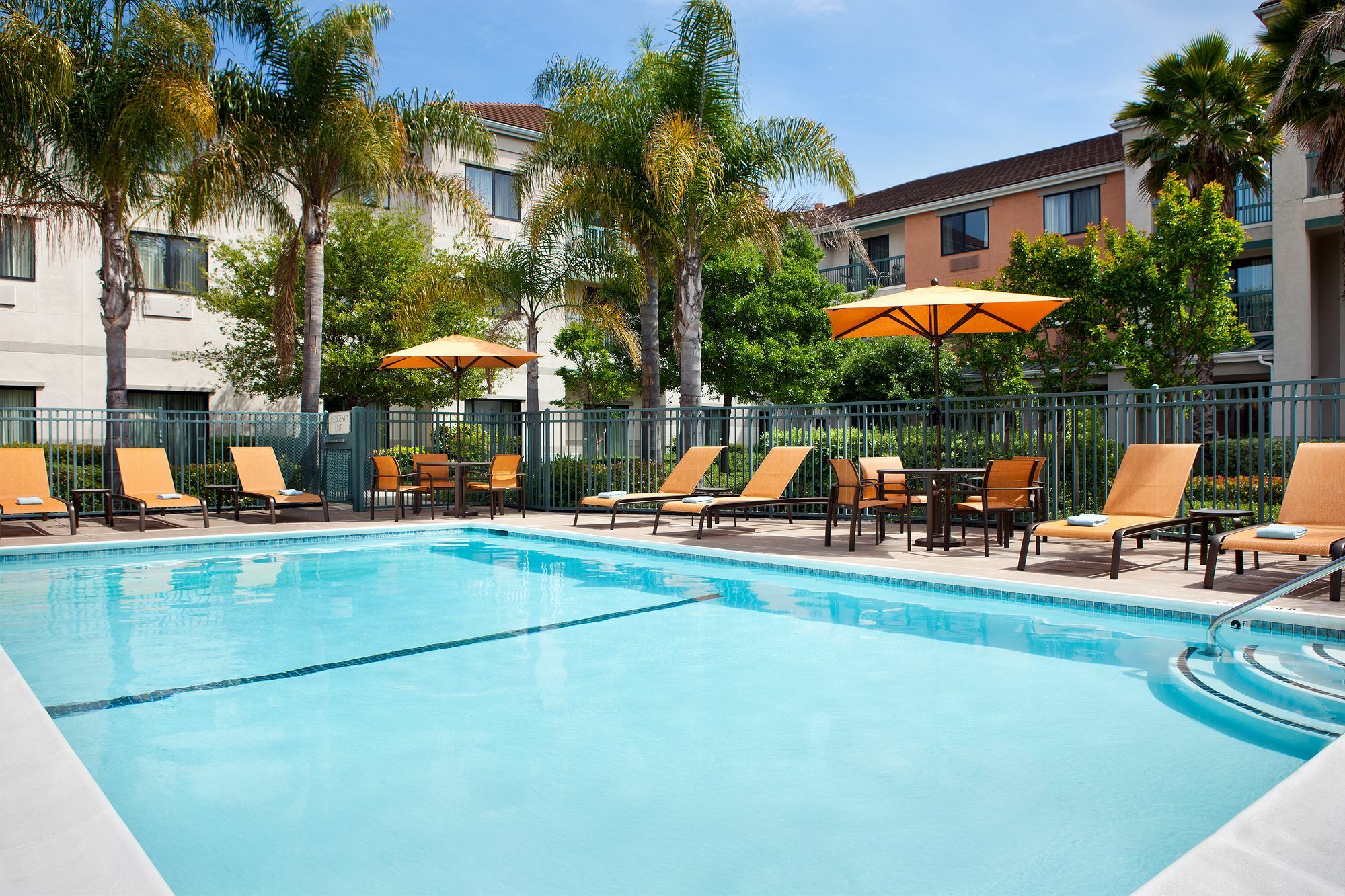 Hotel Courtyard By Marriott Oakland Airport Exterior foto
